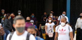 Flexibilización propuesta por Maduro traería ola de contagios por coronavirus en un país donde la vacunación sigue lenta