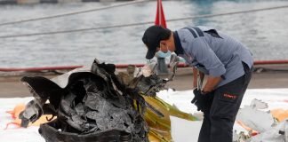 Localizan cajas negras del avión que se estrelló en el este de Rusia con 28 personas a bordo