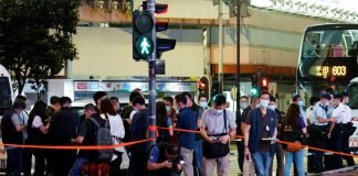 Terror en Hong Kong: un hombre apuñaló a un policía y luego se suicidio