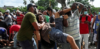 La cobardía internacional y cómo nunca los gobiernos criminales caen por protestas populares Protestas-En-Cuba