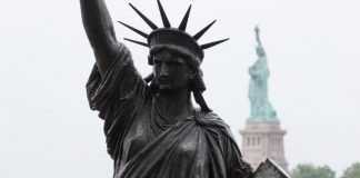 Nueva York recibe una «hermana menor» de la Estatua de la Libertad para celebrar el 4 de julio
