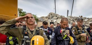 Cuerpos de rescate rinden tributo a las víctimas del Champlain Towers tras dos semanas del derrumbe en Miami