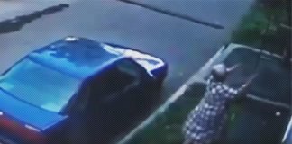 Mujer en Rusia atrapa a un bebé que cayó por la ventana de un edificio, se lo entrega a los padres y se marcha tranquilamente