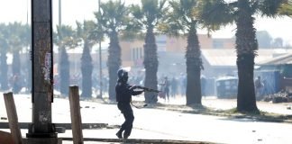Crisis en Sudáfrica: el ejército se despliega y ciudadanos disparan contra los saqueadores en el cuarto día de disturbios