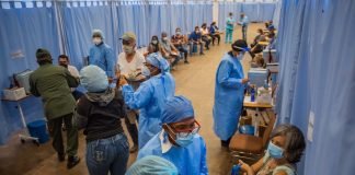 Filas interminables, estafas y promesas falsas: así transcurre plan de vacunación del régimen en Venezuela