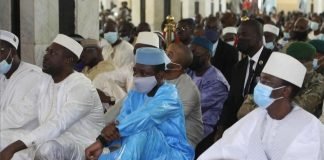 Malí: presidente interino fue atacado con un cuchillo en medio de una celebración religiosa