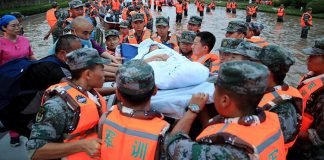 Madre fallece en China tras salvar a su bebé de un deslave