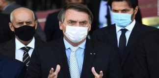 Bolsonaro recibió desfile militar entre fuertes críticas de la oposición