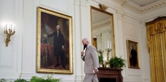 El traje beige de Biden evoca la polémica más absurda de Obama