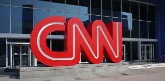 CNN despide a 3 empleados por ir a la oficina sin contar con vacuna anticovid