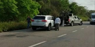 Bloquean el paso a López Obrador en una carretera de México para exigir justicia