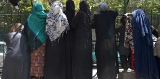 Un grupo de mujeres afganas protesta por sus derechos en Kabul