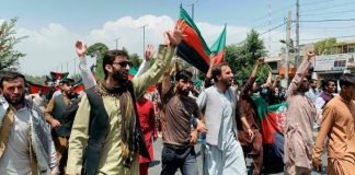 Talibanes celebran retirada de tropas de EEUU de Kabul