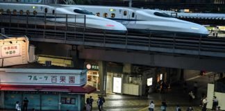Ataque con cuchillo deja 4 personas heridas en un tren en Tokio