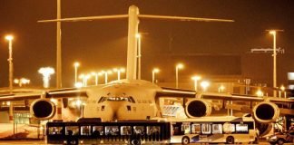 Aterriza en Ámsterdam avión con 55 europeos evacuados de Afganistán