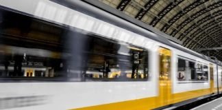 Salvan la vida de un hombre que cayó en las vías del metro de Nueva York (+ Video )