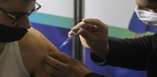 Israel extendió la tercera dosis de la vacuna a los mayores de 40 años vacunación en israel