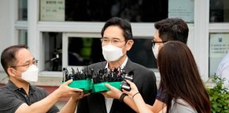 Líder de Samsung sale en libertad condicional tras un polémico indulto