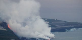 La lava del volcán de La Palma en España llegó al mar y genera gases tóxicos