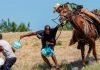 Con látigos y caballos persiguen a haitianos en la frontera de EEUU