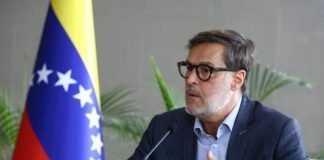 Canciller de Maduro negó la crisis migratoria: «Son cuentos de Duque»
