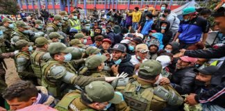 Policía desalojó a migrantes, en su mayoría venezolanos, de una plaza en Chile