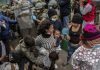 La policía arremete contra migrantes venezolanos indocumentados al norte de Chile