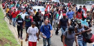 Una tercera caravana migrante parte desde el sur de México