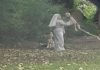 Captan a una monja bailando con un esqueleto en un cementerio de Inglaterra