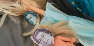 Niña rompió los billetes de su madre para usar las caras con sus muñecas NIÑA CORTÓ LOS BILLETES DE SU MADRE