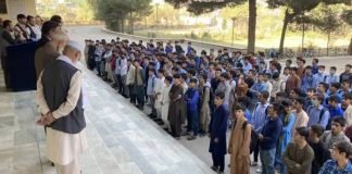 Escuelas secundarias abren en Afganistán sin niñas ni profesoras