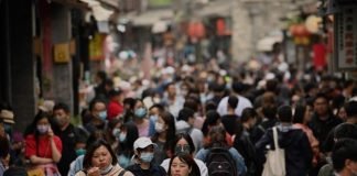 China confina una tercera ciudad por rebrotes del coronavirus