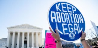 Juez federal de EEUU bloquea la estricta ley antiaborto de Texas