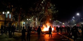 Dos fallecidos y 450 detenidos deja aniversario de crisis social en Chile