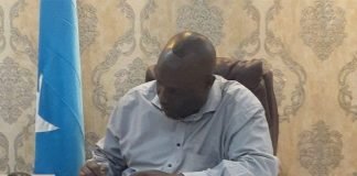 Murió en atentado suicida reconocido periodista somalí