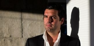 Venezolana increpa a Alejandro Betancourt en aeropuerto de Madrid