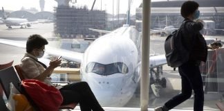 Las puertas de los viajes se cierran de golpe a medida que la nueva variante de coronavirus activa las alarmas