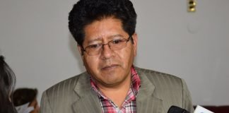 Concejal boliviano que golpeó a una mujer dice que él es la «víctima»