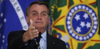 Bolsonaro anunció aumento del 10,18 % del salario mínimo en Brasil en 2022