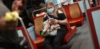 La variante ómicron ya está en casi 60 países, pero abundan los casos leves