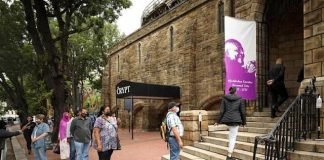 Sudafricanos desfilan por la capilla ardiente para despedir a Tutu