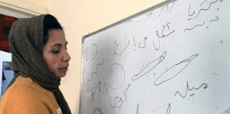 Aulas clandestinas para niñas desafían la prohibición de los talibanes