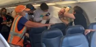 Aumentan riñas en los aviones por el uso de mascarillas