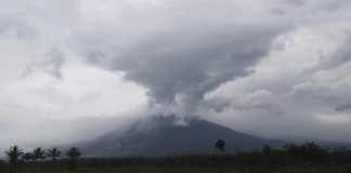 Elevan a 15 los muertos por erupción de un volcán en Indonesia