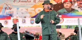 Padrino López dice que el país «tiene bastantes armas» para «defender la democracia»