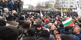 Manifestantes antivacunas tratan de asaltar el Parlamento búlgaro (+ Vídeo)