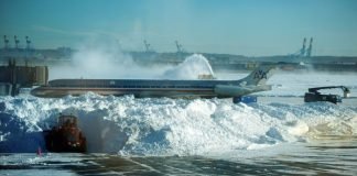 Cancelan más de 3500 vuelos por tormenta de nieve en EEUU