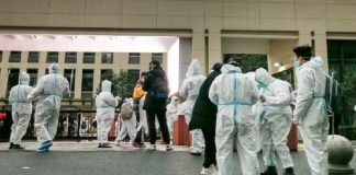 Mujer aborta a las afueras de un hospital en China por no tener PCR válido