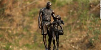 Colocan estatua de Kobe Bryant y Gianna en lugar de accidente