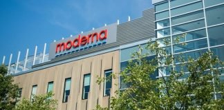 Director de Moderna asegura que podría necesitarse una cuarta dosis de la vacuna